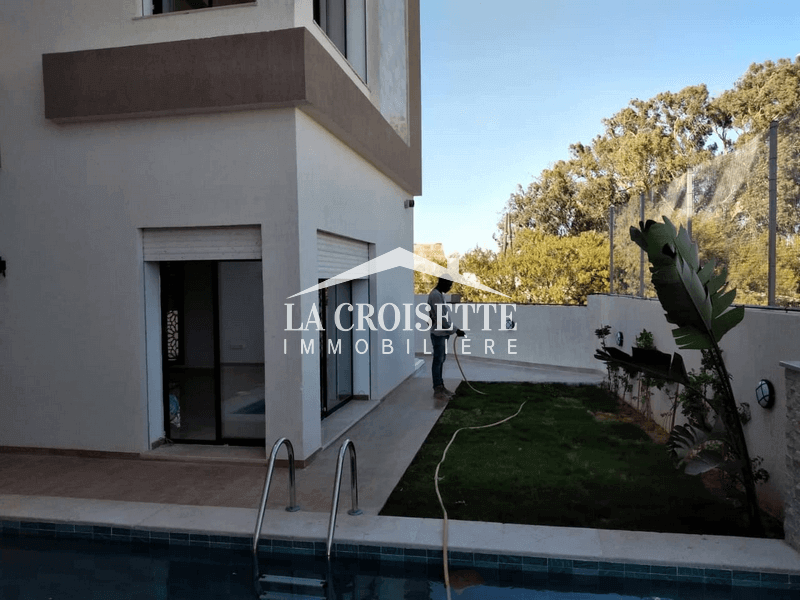 Villa S+6 avec piscine à La Soukra